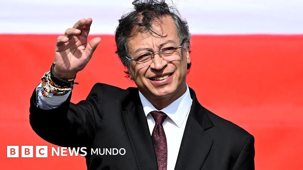 Petro concluye — El presidente Gustavo Petro saluda a sus simpatizantes durante un acto público en Bogotá. Foto de: LUIS ACOSTA / AFP via Getty Images