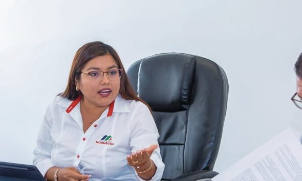 emergencia Ilo DANA Aníbal — Una funcionaria de la región de Ilo participa en una reunión informativa sobre la situación tras los daños causados por la DANA Aníbal. Foto de: Gestión