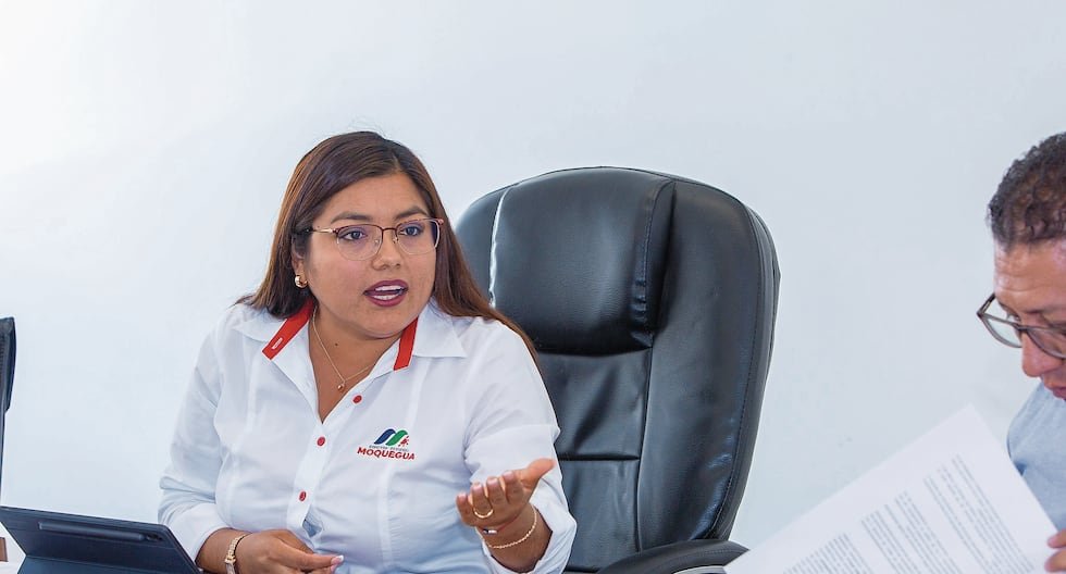 emergencia Ilo DANA Aníbal — Una funcionaria de la región de Ilo participa en una reunión informativa sobre la situación tras los daños causados por la DANA Aníbal. Foto de: Gestión