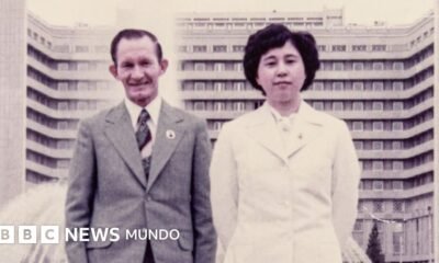 Hitomi Soga y su esposo Charles posan juntos en una fotografía antigua tras su historia de vida en Corea del Norte. Foto de: Hitomi Soga