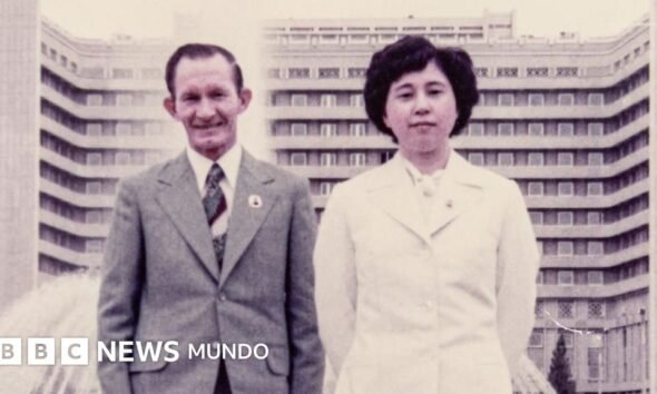 Hitomi Soga y su esposo Charles posan juntos en una fotografía antigua tras su historia de vida en Corea del Norte. Foto de: Hitomi Soga