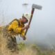 incendios forestales California — Un bombero corta una barrera contra el fuego en Big Sur para controlar el incendio Timber en California. Foto de: Nic Coury/AP Photo