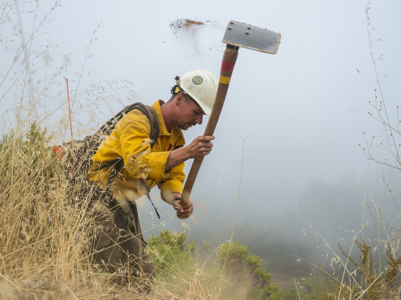 incendios forestales California — Un bombero corta una barrera contra el fuego en Big Sur para controlar el incendio Timber en California. Foto de: Nic Coury/AP Photo