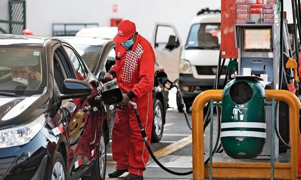 inflación combustibles Perú — Un trabajador de una gasolinera suministra combustible a un vehículo, reflejando el impacto de los precios de los combustibles en la economía peruana. Foto de: El Búho