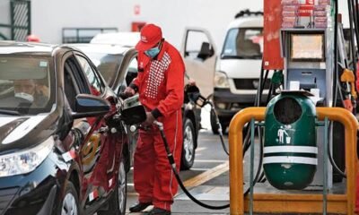 inflación combustibles Perú — Un trabajador de una gasolinera suministra combustible a un vehículo, reflejando el impacto de los precios de los combustibles en la economía peruana. Foto de: El Búho