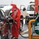 inflación combustibles Perú — Un trabajador de una gasolinera suministra combustible a un vehículo, reflejando el impacto de los precios de los combustibles en la economía peruana. Foto de: El Búho