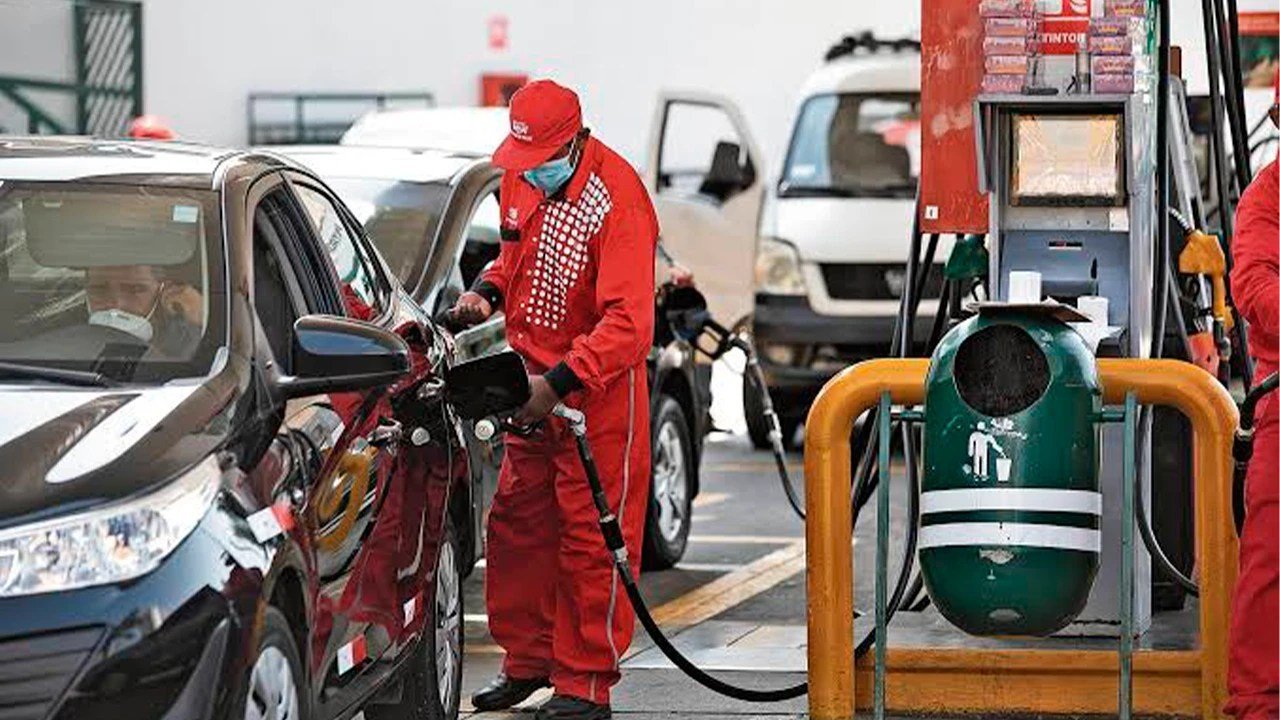 inflación combustibles Perú — Un trabajador de una gasolinera suministra combustible a un vehículo, reflejando el impacto de los precios de los combustibles en la economía peruana. Foto de: El Búho