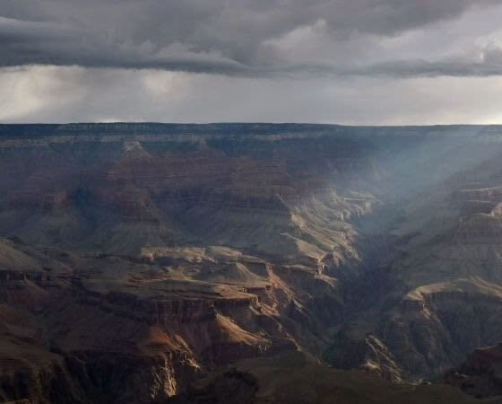 inundacion gran canon — Vista panorámica del Gran Cañón bajo un cielo nublado, escenario de una inundación repentina que dejó víctimas y desaparecidos. Foto de: CNN en Español