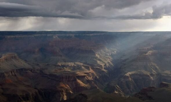 inundacion gran canon — Vista panorámica del Gran Cañón bajo un cielo nublado, escenario de una inundación repentina que dejó víctimas y desaparecidos. Foto de: CNN en Español