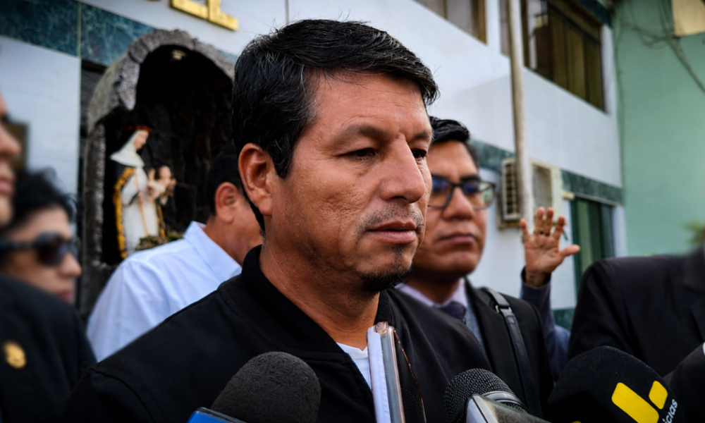 El vocero de Juntos por el Perú se dirige a la prensa tras las denuncias contra el diputado Julián Pérez Mallqui. Foto de: Exitosa Noticias