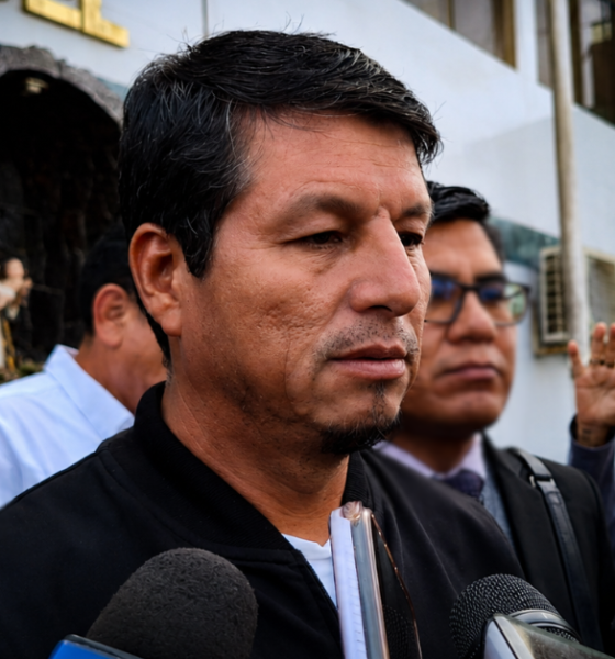 El vocero de Juntos por el Perú se dirige a la prensa tras las denuncias contra el diputado Julián Pérez Mallqui. Foto de: Exitosa Noticias