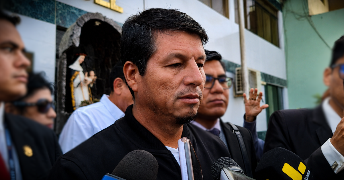 El vocero de Juntos por el Perú se dirige a la prensa tras las denuncias contra el diputado Julián Pérez Mallqui. Foto de: Exitosa Noticias