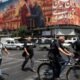Irán rechaza — Una gran valla publicitaria con imágenes de líderes iraníes preside una calle concurrida en Irán, reflejando la resistencia del país ante las presiones externas. Foto de: Infobae