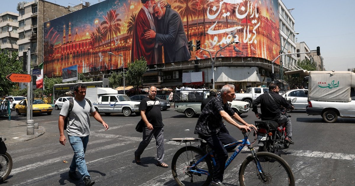 Irán rechaza — Una gran valla publicitaria con imágenes de líderes iraníes preside una calle concurrida en Irán, reflejando la resistencia del país ante las presiones externas. Foto de: Infobae