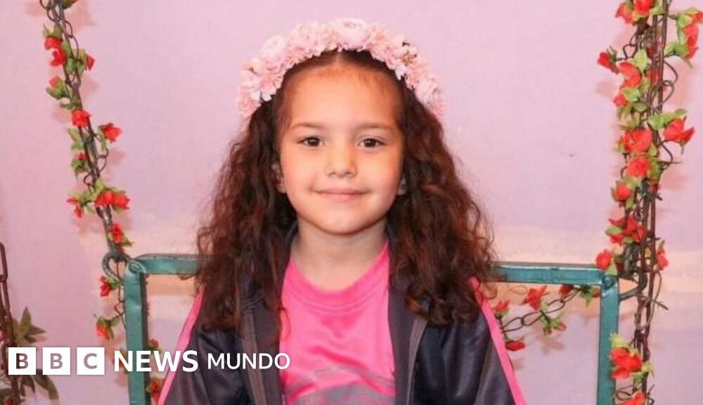 La niña Hind Rajab, cuya muerte en Gaza generó condena internacional, aparece sonriendo con una corona de flores. Foto de: Family/Reuters