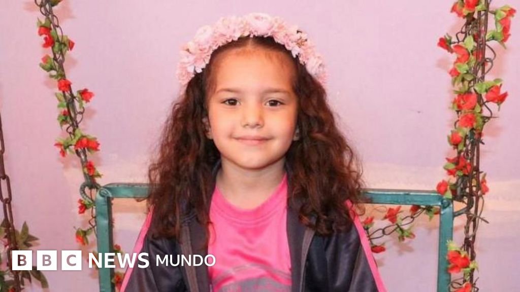 La niña Hind Rajab, cuya muerte en Gaza generó condena internacional, aparece sonriendo con una corona de flores. Foto de: Family/Reuters