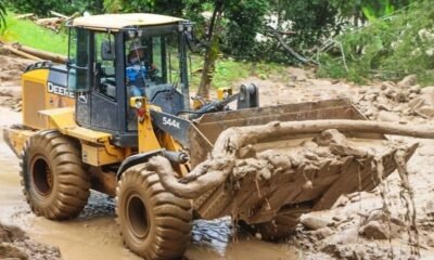 El Niño — Una máquina pesada de la marca Deere trabaja en un terreno con barro y troncos, reflejando el robusto inventario de maquinaria en Perú. Foto de: Gestión