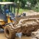 El Niño — Una máquina pesada de la marca Deere trabaja en un terreno con barro y troncos, reflejando el robusto inventario de maquinaria en Perú. Foto de: Gestión