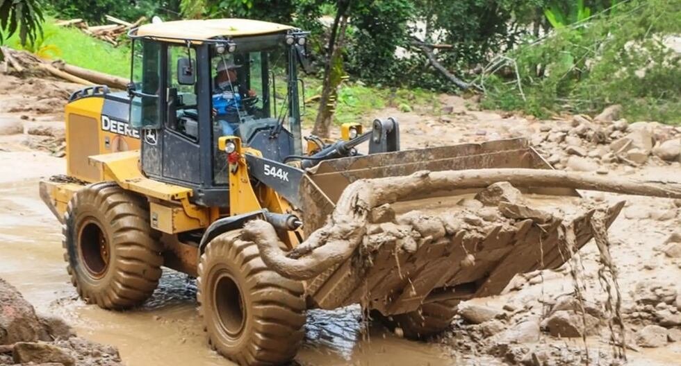 El Niño — Una máquina pesada de la marca Deere trabaja en un terreno con barro y troncos, reflejando el robusto inventario de maquinaria en Perú. Foto de: Gestión
