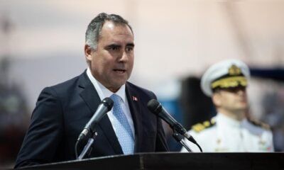 Minera Poderosa — El presidente de España, Pedro Sánchez, habla frente a micrófonos con un oficial de la marina de fondo. Foto de: La República