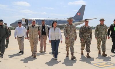 Keiko Fujimori — La presidenta Dina Boluarte camina junto a personal militar y civil frente a un avión de la Fuerza Aérea del Perú. Foto de: Perú21