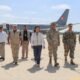 Keiko Fujimori — La presidenta Dina Boluarte camina junto a personal militar y civil frente a un avión de la Fuerza Aérea del Perú. Foto de: Perú21