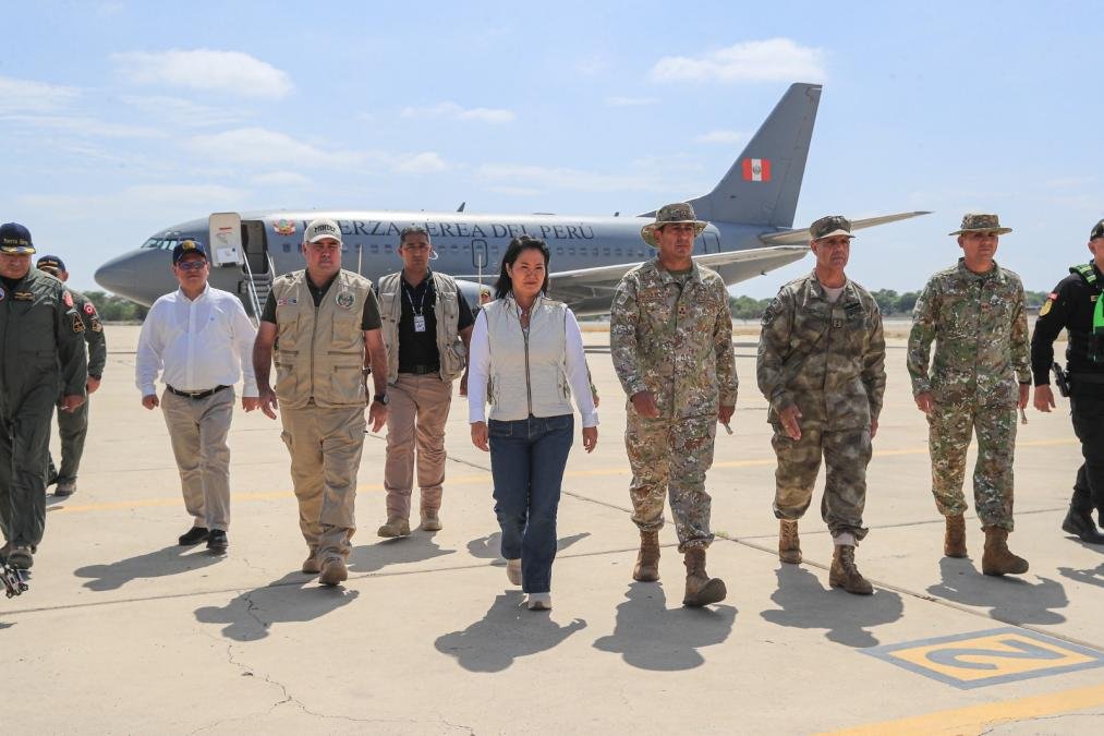 Keiko Fujimori — La presidenta Dina Boluarte camina junto a personal militar y civil frente a un avión de la Fuerza Aérea del Perú. Foto de: Perú21
