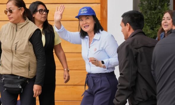 La política peruana Keiko Fujimori saluda a personas durante un evento, en el marco de las investigaciones sobre sus vínculos con empresarios. Foto de: La Nación