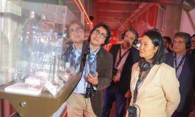 inversión Arca Continental — Representantes de la industria embotelladora y autoridades observan una exhibición de productos durante el anuncio de inversión en el país. Foto de: Exitosa Noticias