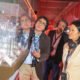 inversión Arca Continental — Representantes de la industria embotelladora y autoridades observan una exhibición de productos durante el anuncio de inversión en el país. Foto de: Exitosa Noticias