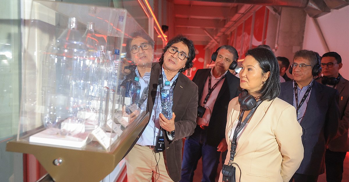 inversión Arca Continental — Representantes de la industria embotelladora y autoridades observan una exhibición de productos durante el anuncio de inversión en el país. Foto de: Exitosa Noticias