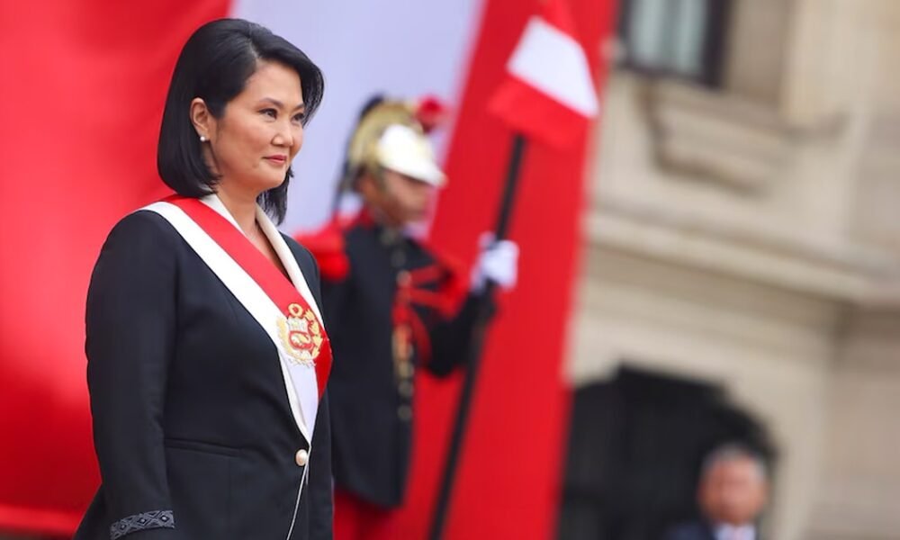 La política peruana Keiko Fujimori posa durante un acto oficial con una banda presidencial sobre su traje. Foto de: Infobae