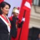 La política peruana Keiko Fujimori posa durante un acto oficial con una banda presidencial sobre su traje. Foto de: Infobae