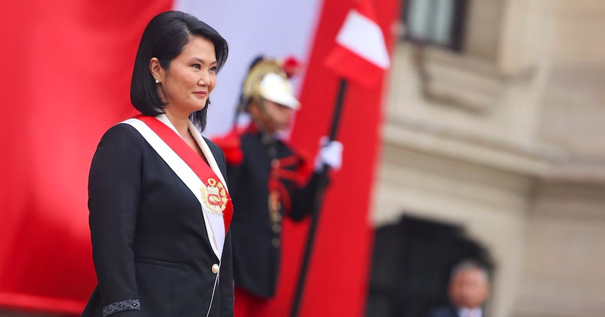 La política peruana Keiko Fujimori posa durante un acto oficial con una banda presidencial sobre su traje. Foto de: Infobae