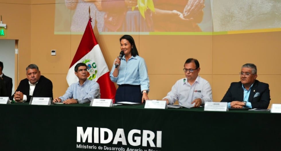 Autoridades del Ministerio de Desarrollo Agrario y Riego participan en una conferencia de prensa sobre medidas ante el fenómeno de El Niño. Foto de: Gestión