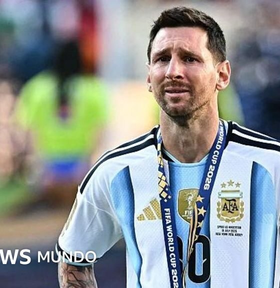 Lionel Messi con la medalla de campeón del mundo tras la victoria en Qatar 2022, antes de anunciar su retiro de la selección. Foto de: Getty Images