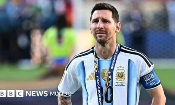 Lionel Messi con la medalla de campeón del mundo tras la victoria en Qatar 2022, antes de anunciar su retiro de la selección. Foto de: Getty Images