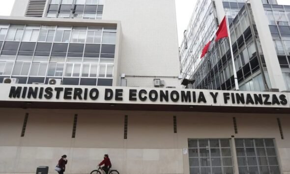 Fachada del Ministerio de Economía y Finanzas en Perú, institución responsable de la gestión de la política fiscal y el nuevo préstamo. Foto de: Gestión