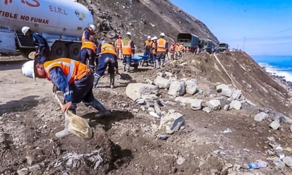 generar empleo temporal — Trabajadores realizan labores de mantenimiento y limpieza en una zona costera como parte de las acciones de empleo temporal en Arequipa. Foto de: El Peruano