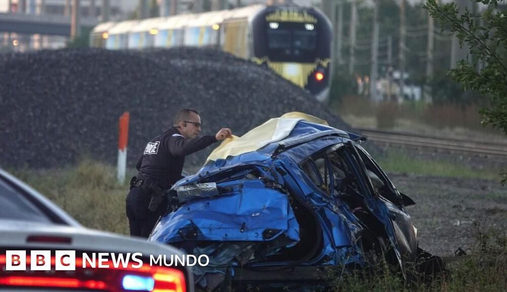Brightline Florida: — Un oficial de policía examina los restos de un vehículo tras una colisión con un tren en la línea Brightline en Florida. Foto de: Joe Cavaretta / Getty