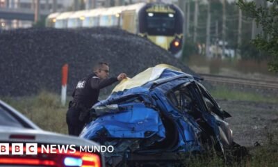 Brightline Florida: — Un oficial de policía examina los restos de un vehículo tras una colisión con un tren en la línea Brightline en Florida. Foto de: Joe Cavaretta / Getty