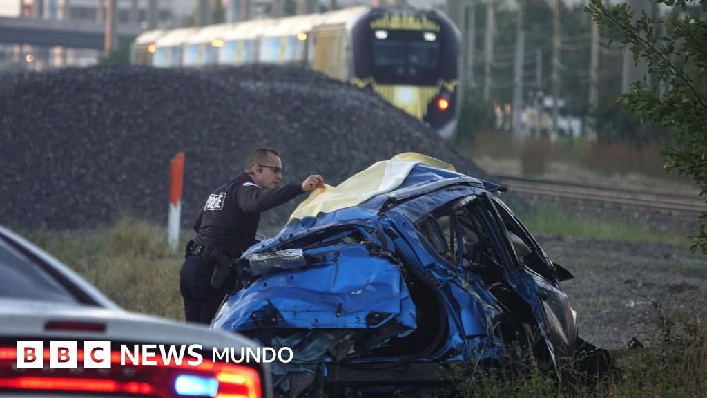 Brightline Florida: — Un oficial de policía examina los restos de un vehículo tras una colisión con un tren en la línea Brightline en Florida. Foto de: Joe Cavaretta / Getty