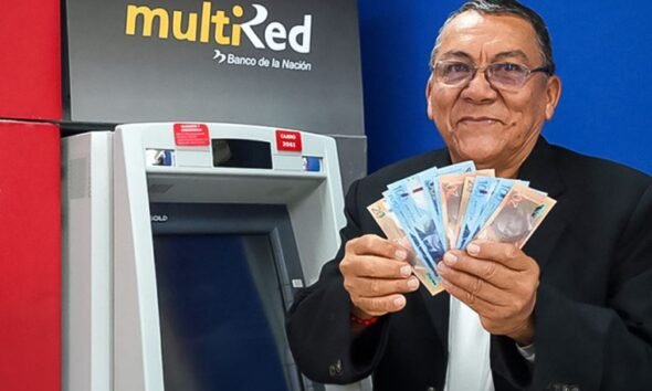 ONP iniciará — Un hombre sostiene billetes frente a un cajero automático, ilustrando el inicio del pago de pensiones a jubilados en Perú. Foto de: El Peruano