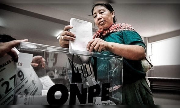 ONPE modifica — Una ciudadana deposita su cédula de votación en un ánfora durante un proceso electoral supervisado por la ONPE. Foto de: ONPE