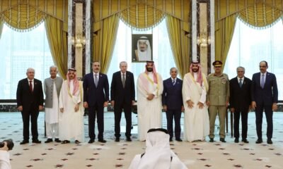 Líderes de Turquía, Arabia Saudita y Pakistán posan tras firmar un acuerdo de defensa conjunta en La Meca. Foto de: Handout/Turkish Presidency Press Office via AFP