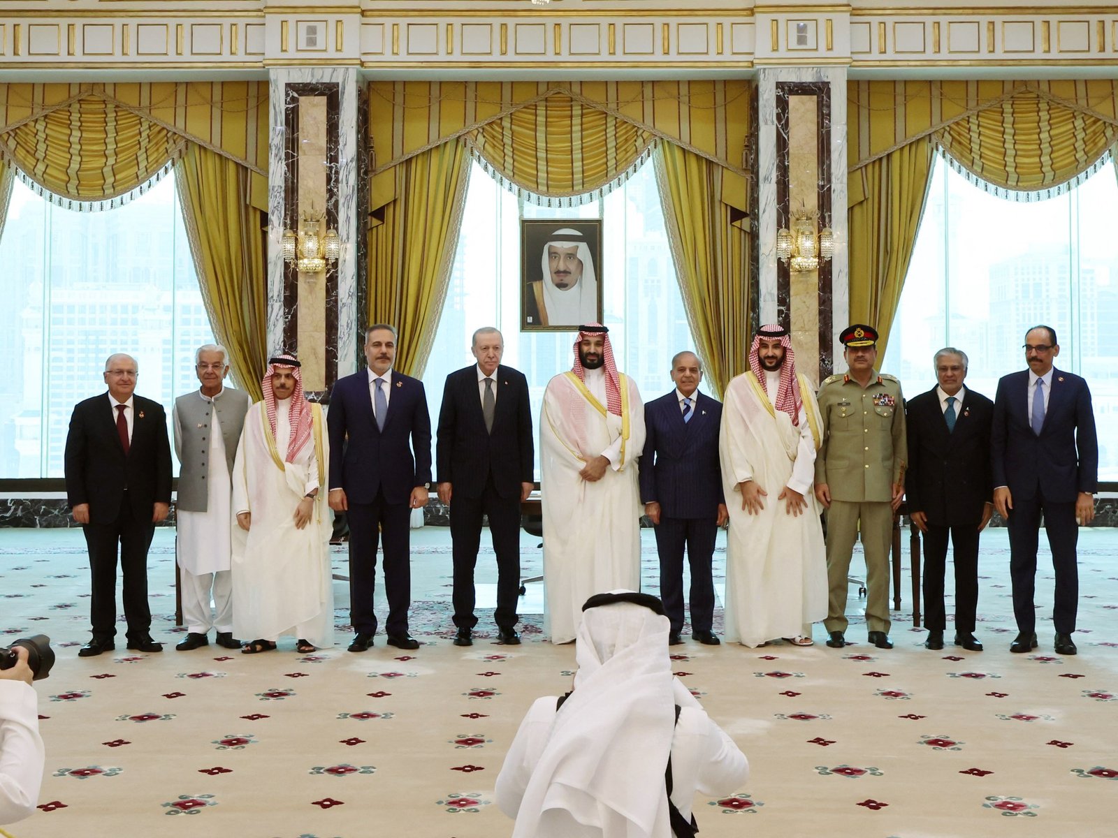 Líderes de Turquía, Arabia Saudita y Pakistán posan tras firmar un acuerdo de defensa conjunta en La Meca. Foto de: Handout/Turkish Presidency Press Office via AFP