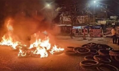 Ucayali persiste — Manifestantes queman neumáticos en una vía pública como parte de las protestas por el paro en la región de Ucayali. Foto de: La República