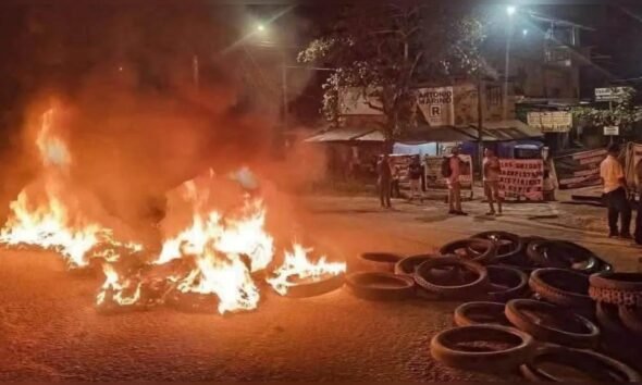 Ucayali persiste — Manifestantes queman neumáticos en una vía pública como parte de las protestas por el paro en la región de Ucayali. Foto de: La República