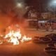 Ucayali persiste — Manifestantes queman neumáticos en una vía pública como parte de las protestas por el paro en la región de Ucayali. Foto de: La República