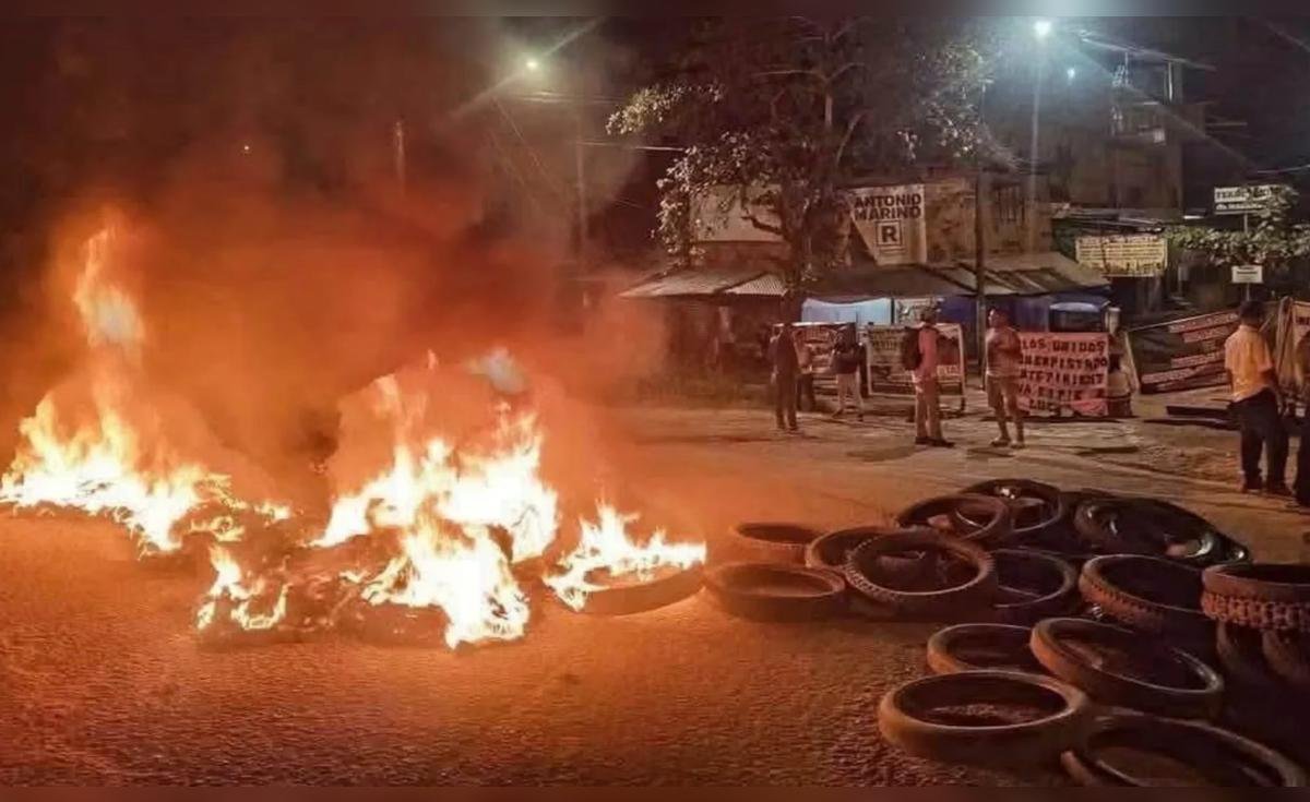 Ucayali persiste — Manifestantes queman neumáticos en una vía pública como parte de las protestas por el paro en la región de Ucayali. Foto de: La República